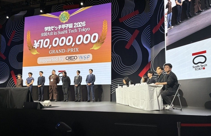 壇上に並んだ全国6地区の代表たち。毛利さんは左から2人目