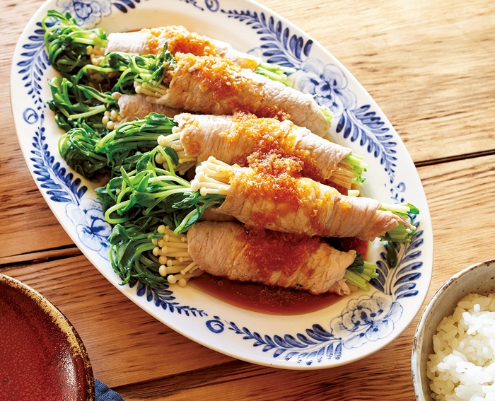 (1)〈たんぱく質〉〈油〉〈食物繊維〉の入ったコントロールおかずを最初に食べて、血糖値上昇を抑えます:えのきと豆苗の肉巻きピリ辛黒酢ソース