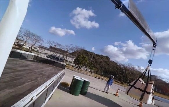 「安全教育ツール360°VR」(2) クレーンが横転する危険な場面の様子