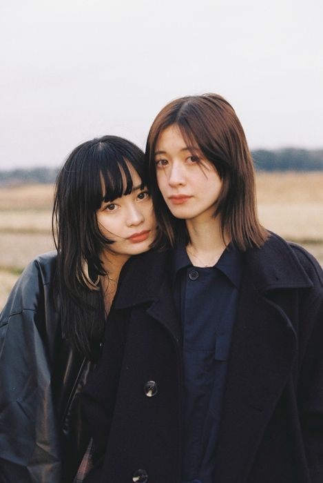 アーティスト写真(左：Vo.Gt.夕日桃／右：Ba.琉歌)