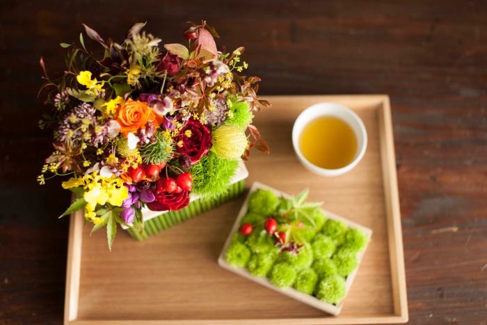 清水産の花を用いたフラワーアレンジメントと清水のお茶