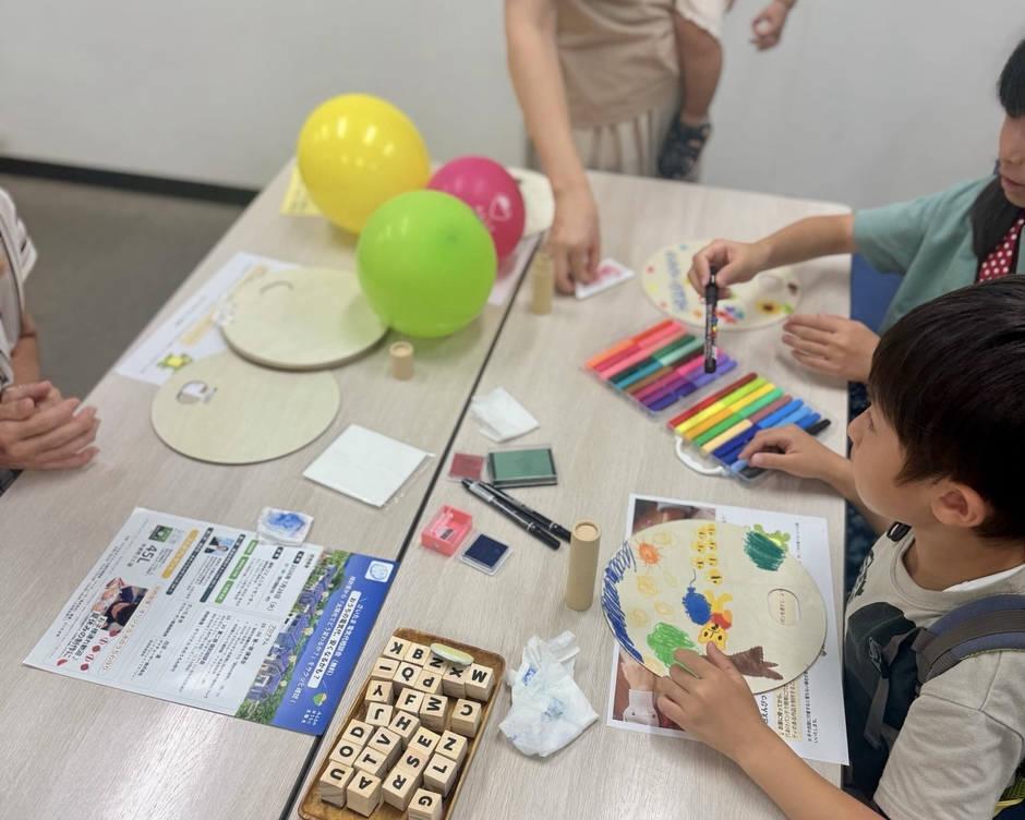 木のうちわ作りの様子(さいたま市コミュニティセンター)
