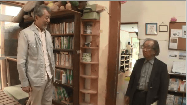 中岡さん（左）が堀さん（右）に報告を