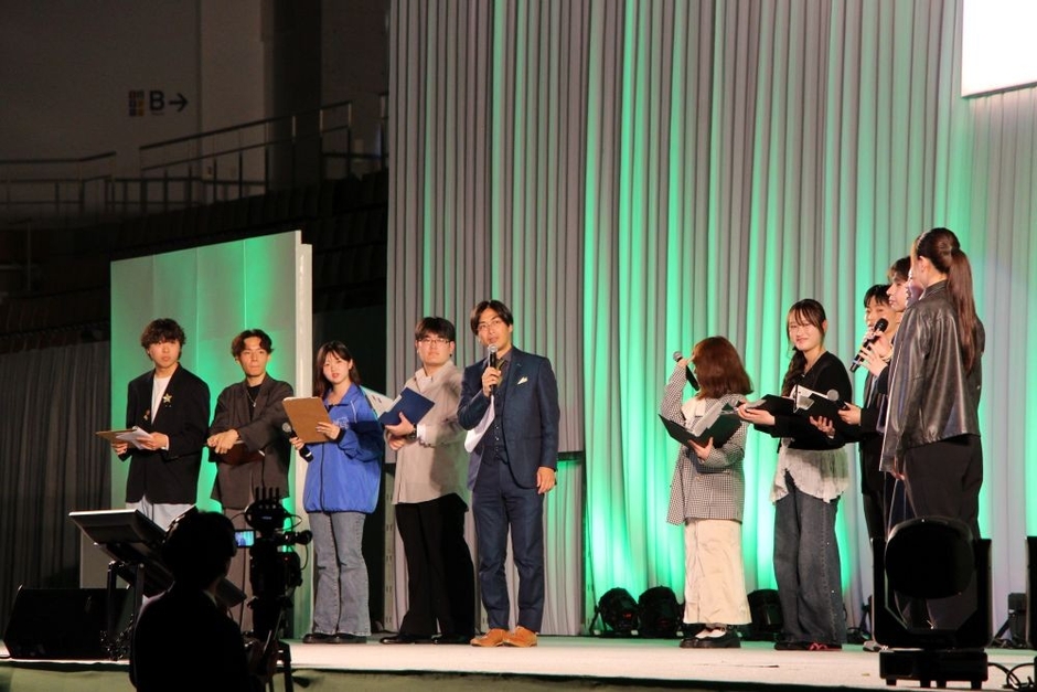 進行役の学生たち。石田敏之さん（中央）もＭＣに加わって軽やかに