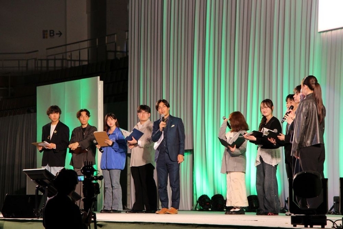 進行役の学生たち。石田敏之さん(中央)もMCに加わって軽やかに