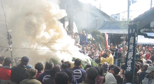 “逃げ場のない火祭！？”狭い境内での迫力ある炎の祭典　 840年の伝統を今に受け継ぐ文化行事「吹田の火祭」を 2月11日に常光円満寺で開催