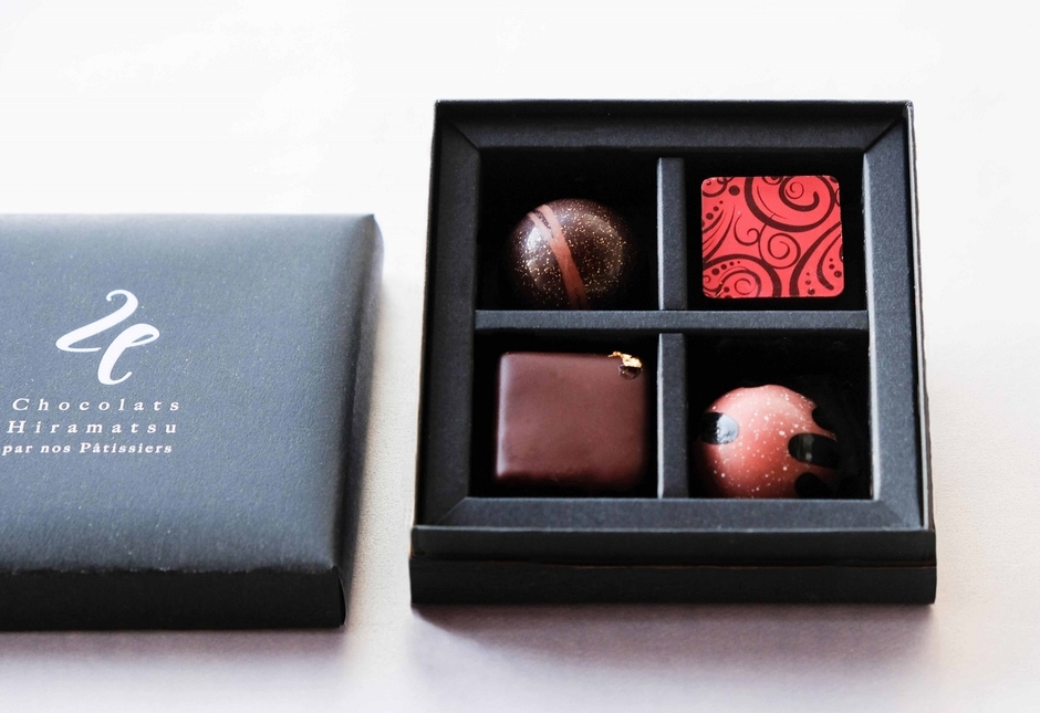 (箱の中左上から時計回りに)ロシオ(こげ茶×茶/半円)、プロミネンス(赤×こげ茶/四角)、バレル(茶×黒/半円)、ミュール(茶×金/四角)の4粒