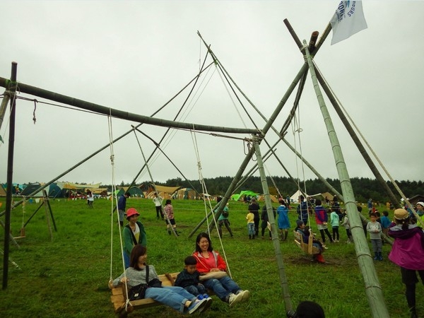 大きな竹のブランコで遊ぼう!