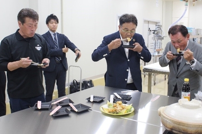 タマカイを試食する（右から）坂田町長、山本准教授、一人おいて金谷組合長
