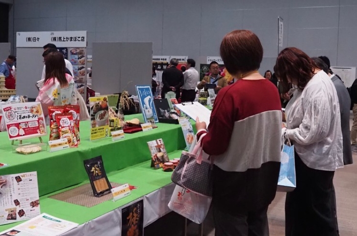 試食を行うバイヤー