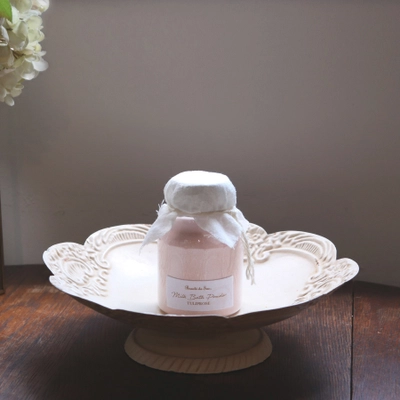 まろやかなお湯と幸福感あふれる香りで、癒しのホリデータイムを。 新商品「ミルクバスパウダー」他、人気のボディケアアイテムと バスグッズを詰め込んだ3種のクリスマスコフレが登場