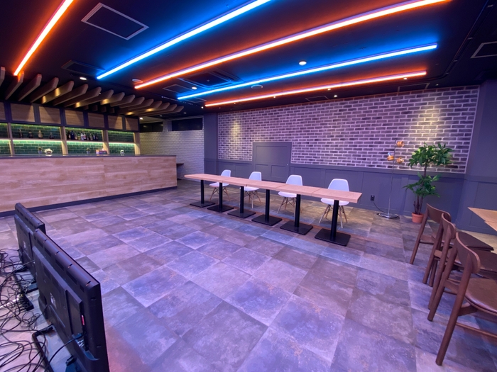 天井設置のLED照明機器は一般的な照明だけでなく調光・調色の可変・変更できる (1800K〜12000K)