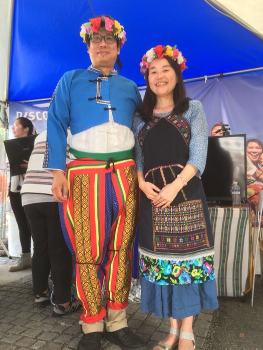 先住民の服装を試着して撮影