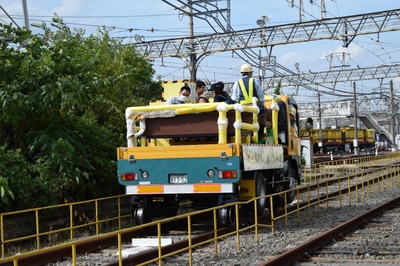 レールの上を走る自動車