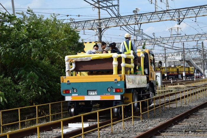 レールの上を走る自動車