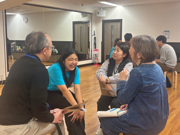 フィリピン人教師と参加者とのフリートークの様子