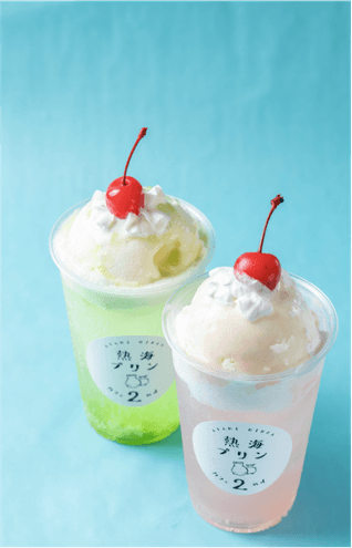 (奥)夏のメロンクリームソーダ/(手前)夏のピーチクリームソーダ