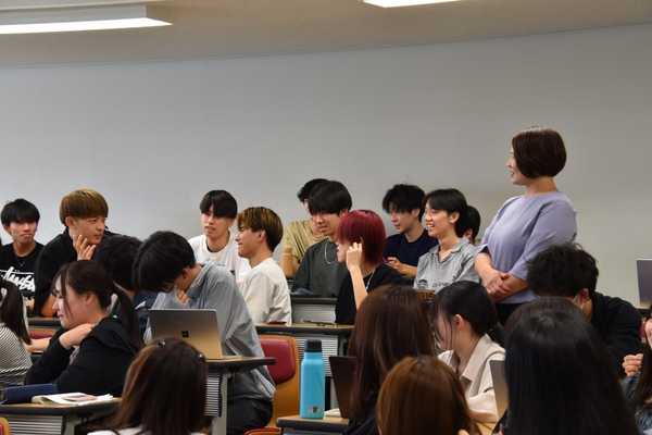 教室内を回って学生たちと触れ合う