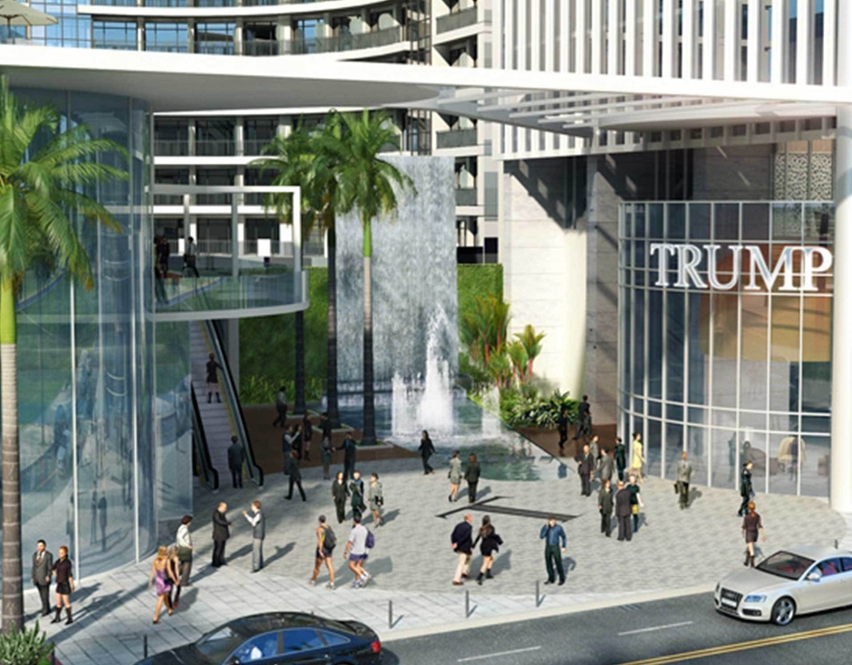 完成間近のトランプタワープラザ