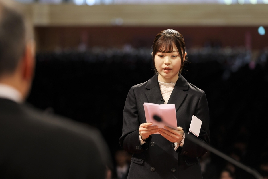 2部で学部の新入生を代表して宣誓する桂川さん
