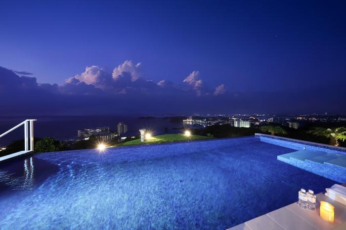 和歌山の海を一望できるプール