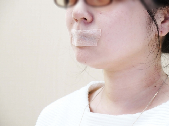 「鼻呼吸を習得するまでの時間は人によって異なるが、一般的には3ヵ月貼って寝れば十分」と著者。