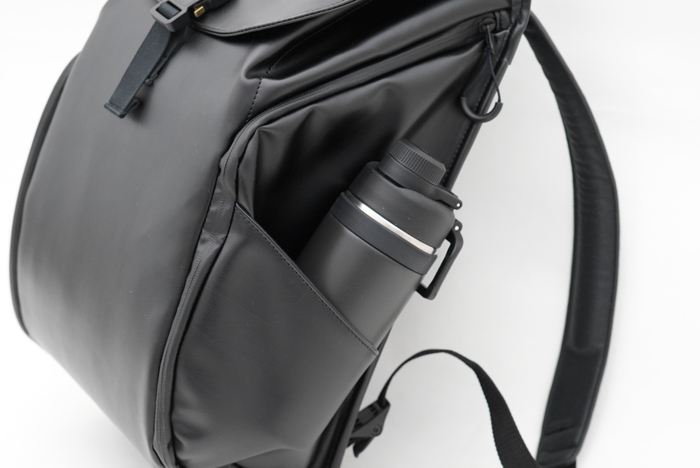 サイドポケットをはじめ多彩なポケットを搭載