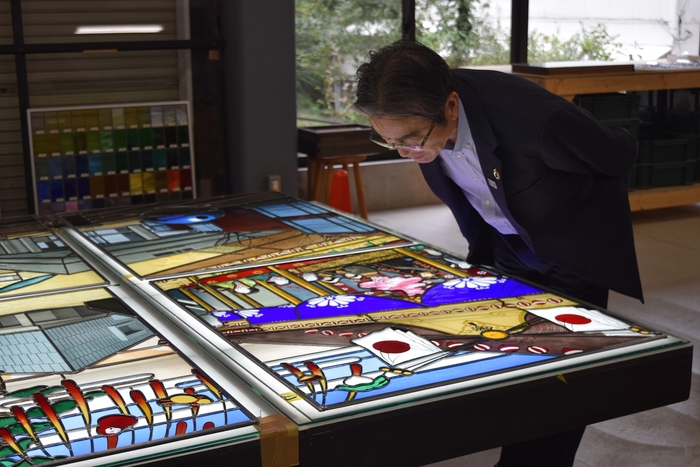 製作途中の上野駅パブリックアート「上野今昔物語」を検査する宮田 亮平氏