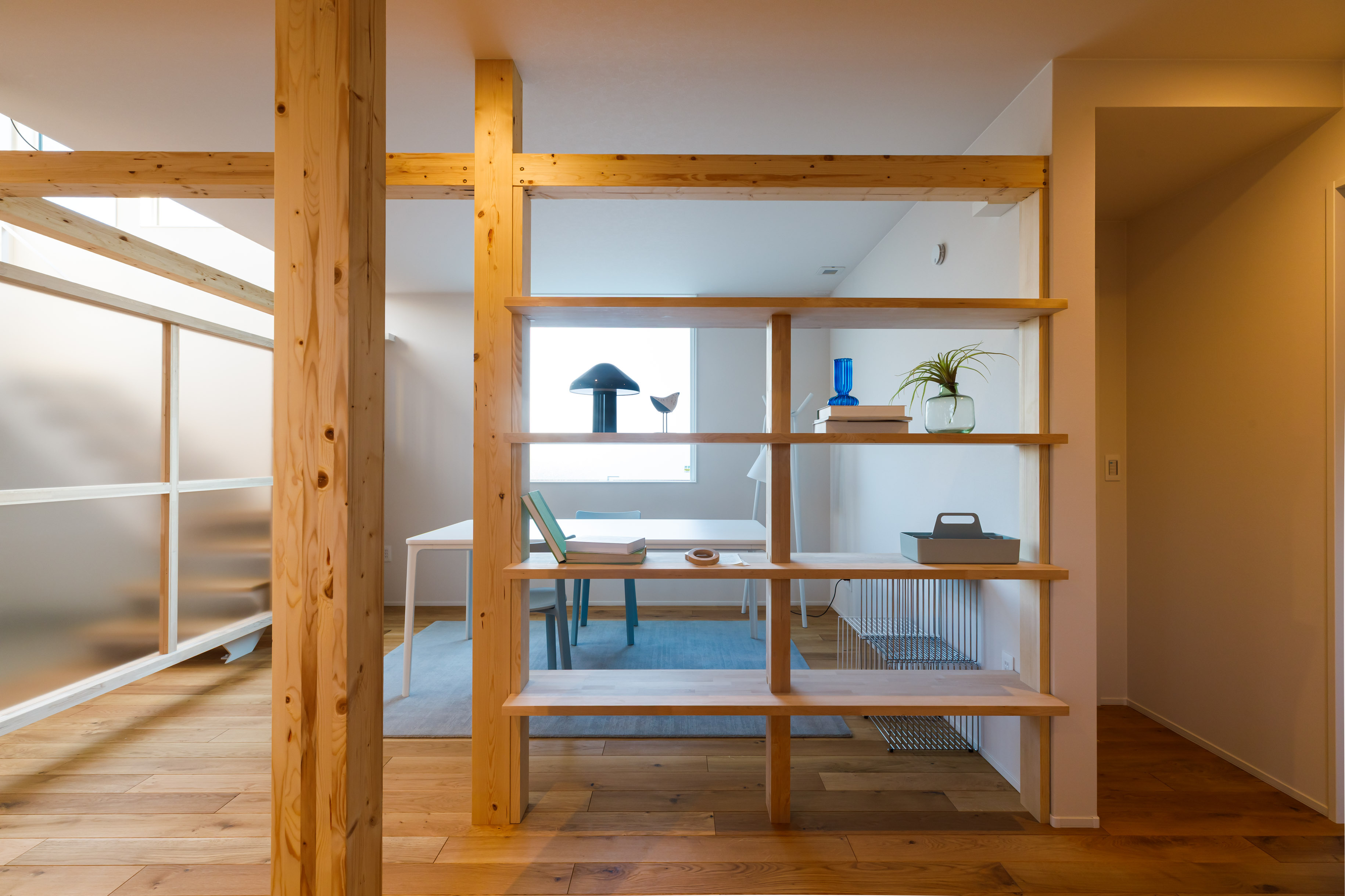 柱と柱を繋ぐ、壁でもない、家具でもないそんな存在。Flxy WALL