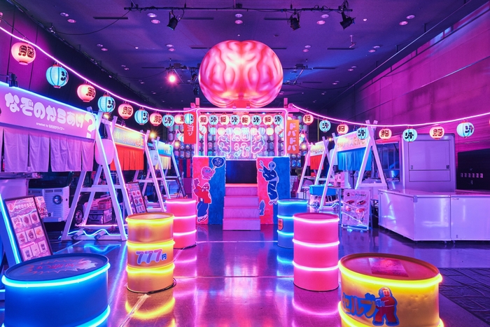 会場の中心にそびえ立つ約5.5mの「脳汁やぐら」