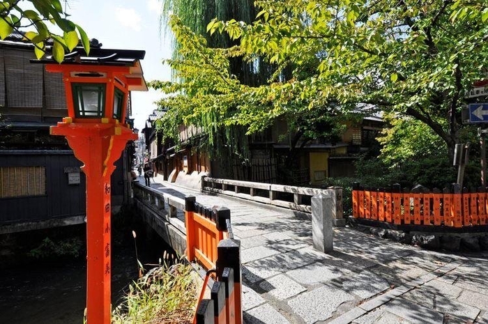 店舗のすぐ傍にある祇園の名所・巽橋