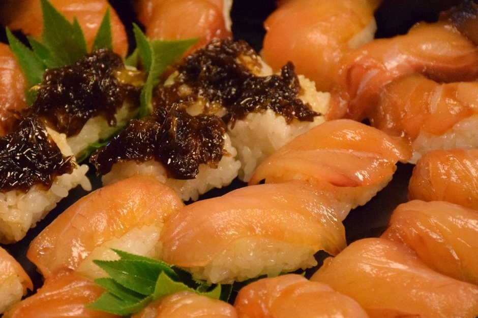 八丈島観光協会WEBサイトより/島寿司 ※画像はイメージで、実際に饗されるオードブルと見た目が異なる場合がございます