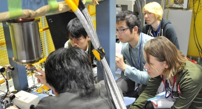 世界中から大学院生・若手研究者が参加！ 「第4回中性子・ミュオンスクール」(10/28～11/2)開催報告 J-PARCセンター(茨城)の最先端大型実験施設MLFにて