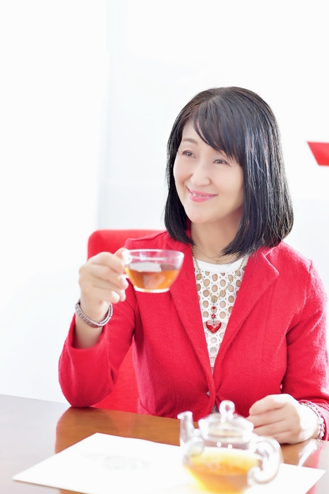 美jin茶を飲む