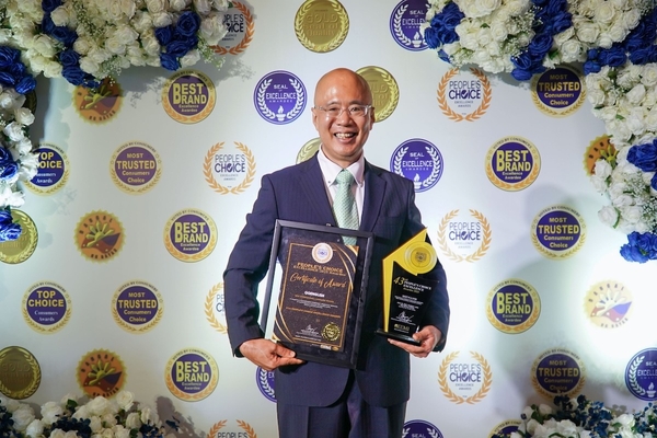   People's Choice Excellence Awards 2025で授賞した際の代表藤岡頼光