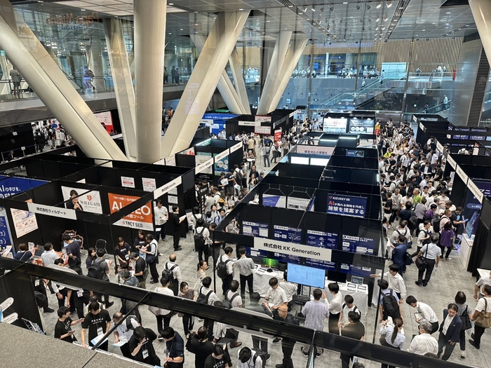 多くの来場者で賑わう展示エリア。熱気に溢れる初日の会場風景