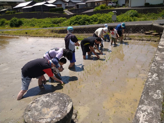 不耕作地の有効利用。障害児田植え