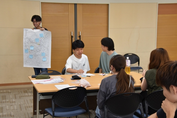 「逃げ地図」づくりで工夫した点を発表するゼミ生