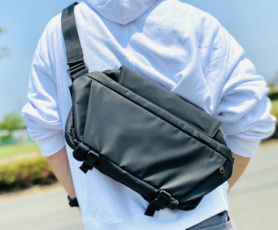 ブラックの表面生地には光沢を抑える高品質ナイロンを採用。 落ち着いた色合いを演出しています。