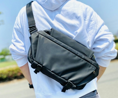 ブラックの表面生地には光沢を抑える高品質ナイロンを採用。 落ち着いた色合いを演出しています。