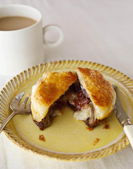 サクサクとろ~り生チョコパイ ブラックチョコレートをホワイトチョコレート&いちごジャムに変えるアレンジ