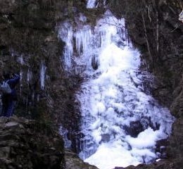 払沢の滝氷結