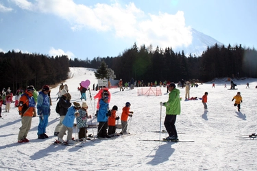 今年の冬は「富士山ゲレンデ」からはじめよう！ ふじてんスノーリゾート2012年12月25日（火）～28日（金）！ 親子無料スキーレッスン＆初心者無料スノーボードレッスン開催！