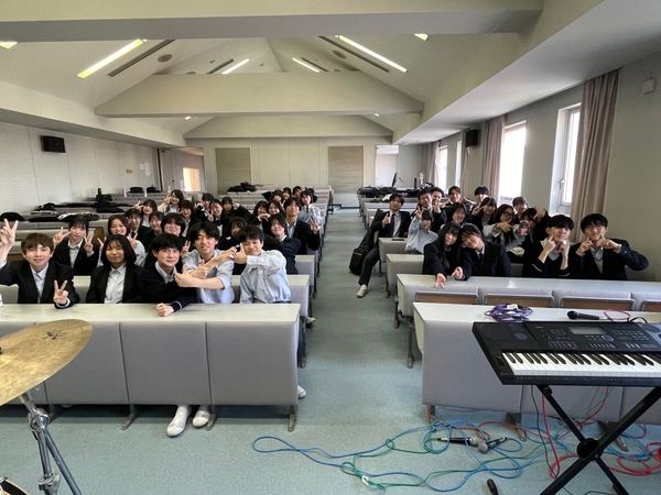 大阪信愛学院高等学校 軽音楽部（昨年度集合写真）