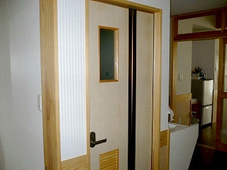 【納入事例レポート】あ、ここにも杉田エース！Vol.115浜松市浜北に新築されたグループホーム。コの字型に並んだトイレですが、省スペースを実現した扉「ラクオス」なので楽々！