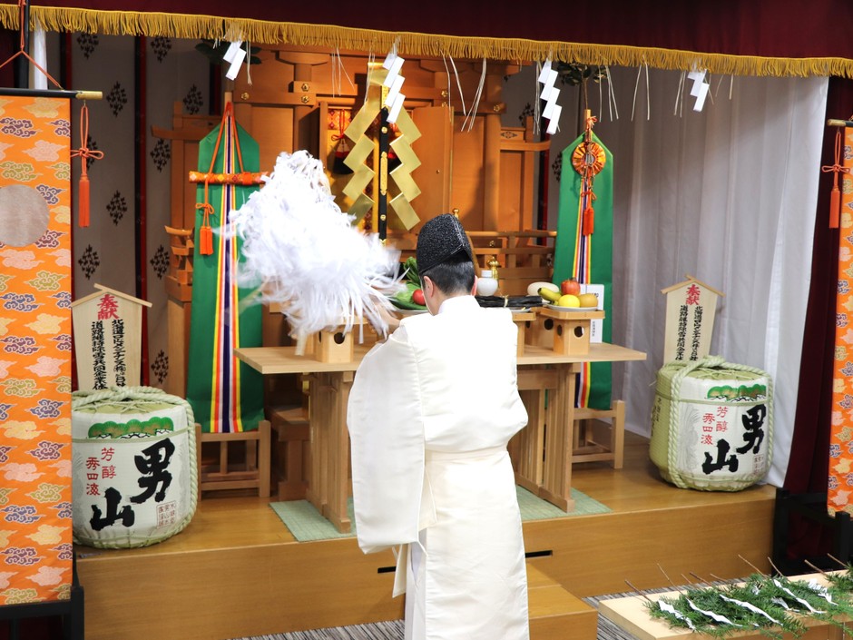 神主が大幣を振って供養