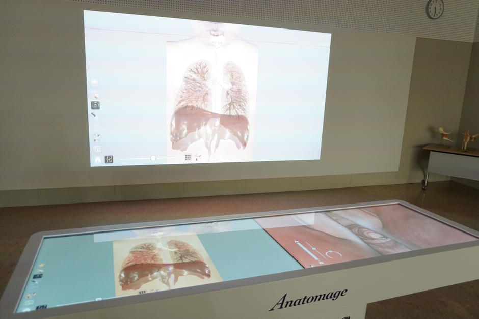 最先端機器「アナトマージテーブル」。解剖学の観点から、体内の臓器、筋肉、神経の細部に至るまで投影することができます。