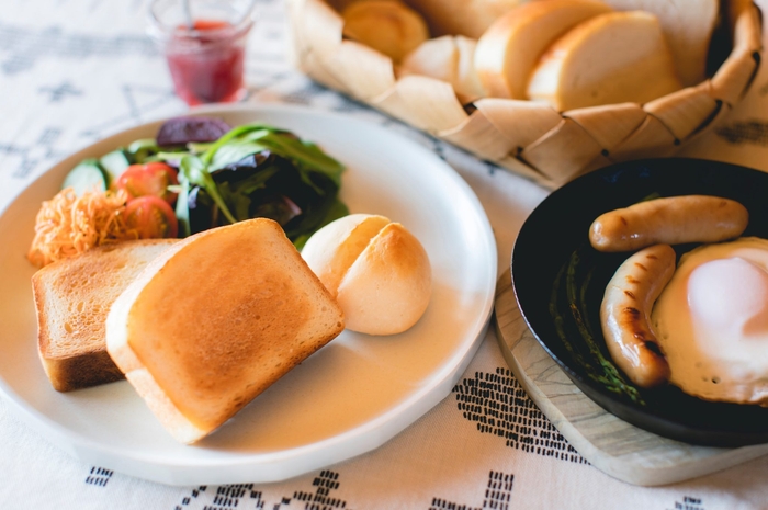 つの食パンを用いた朝食イメージ