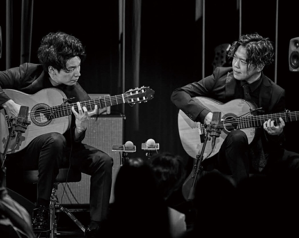 徳永兄弟によるフラメンコギターの演奏 ⓒ飯田利教