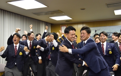 指名直後、山内コーチと抱き合う岩井投手